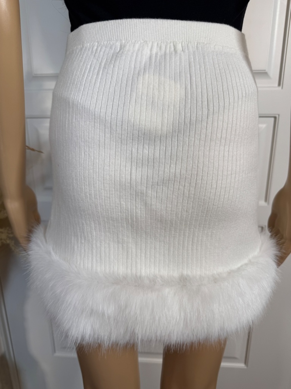 FAUX FUR TRIM RIBBED MINI SKIRT IN WHITR SIZE MEDIUM - NWT - Picture 10 of 16